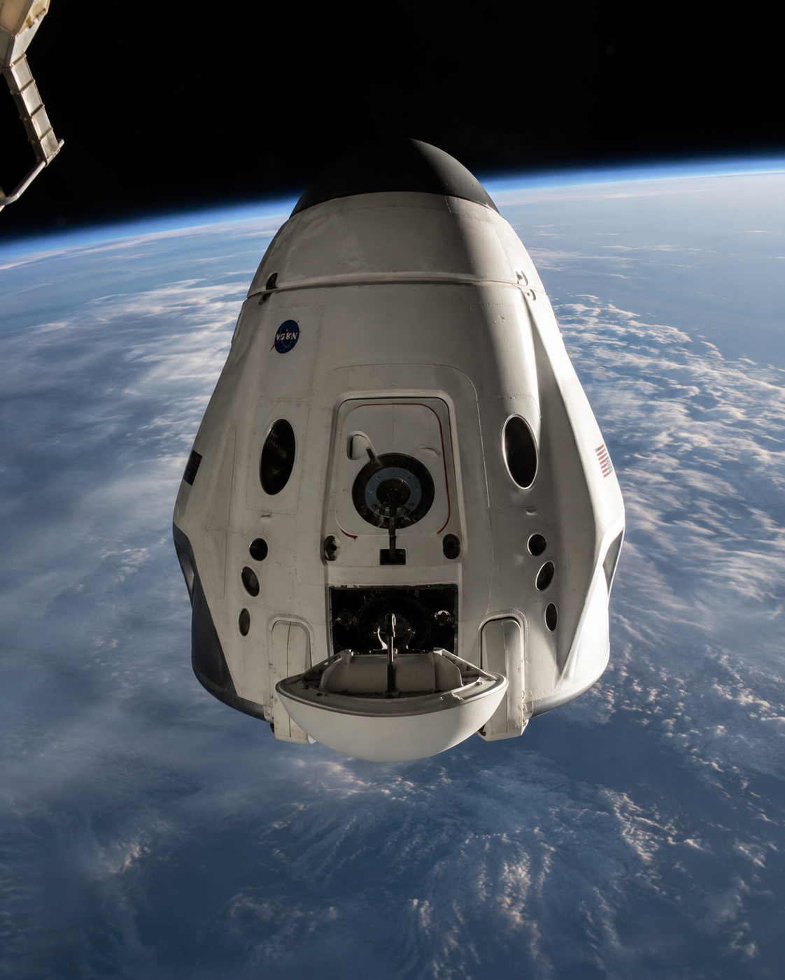 Aeronave Crew Dragon desenvolvida pela engenharia aeroespacial da SpaceX sobrevoando a atmosfera.